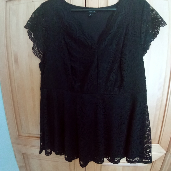 Torrid cap sleeved lined lace top. Size 0/14 - Picture 2 of 5